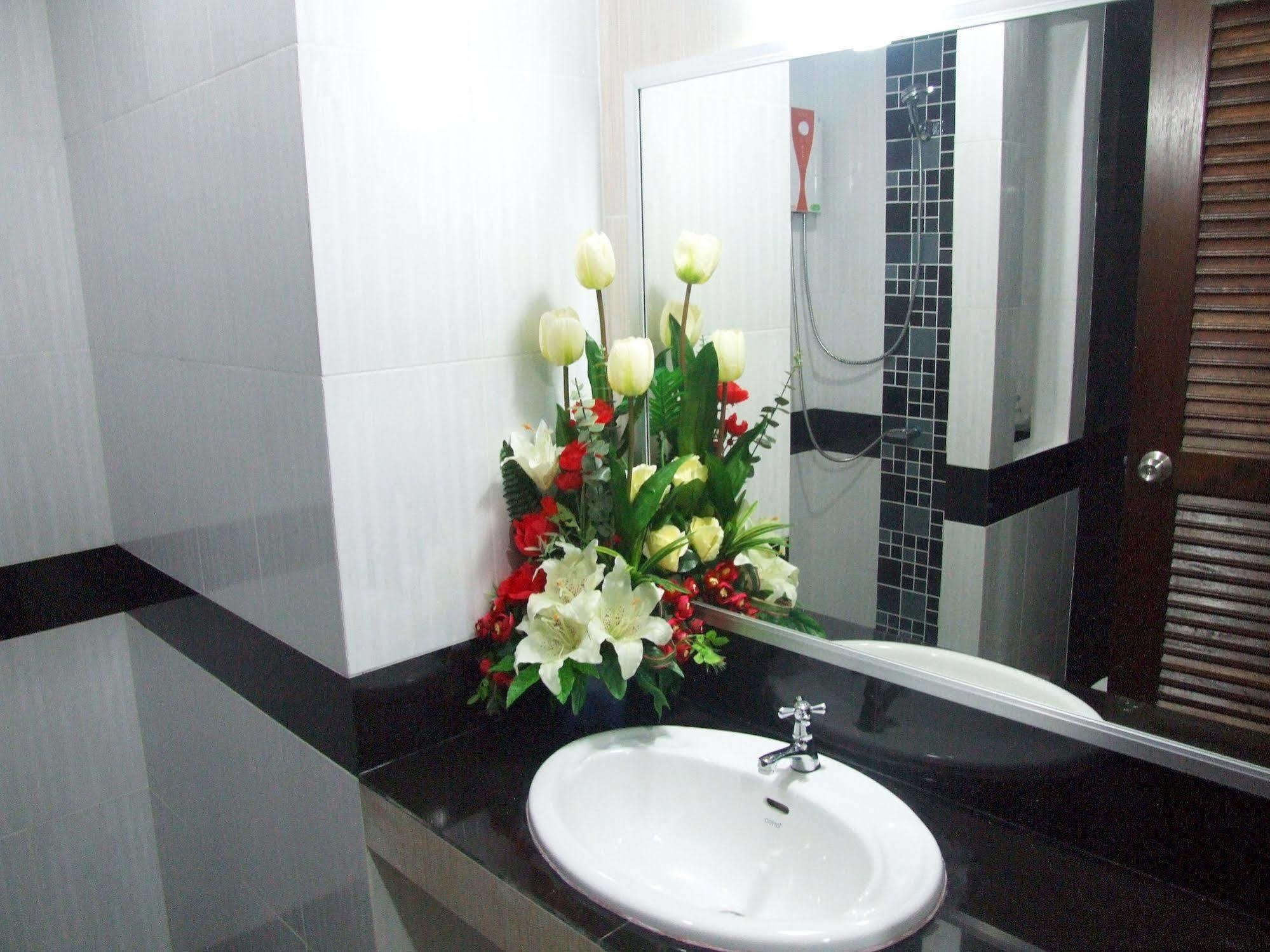 Ruan Rim Nam Hotel Roi Et Buitenkant foto