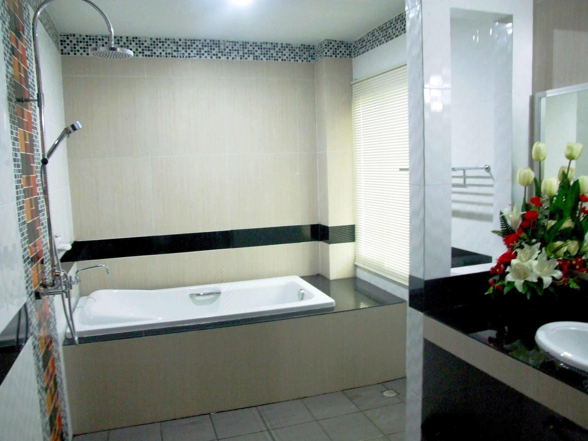Ruan Rim Nam Hotel Roi Et Buitenkant foto